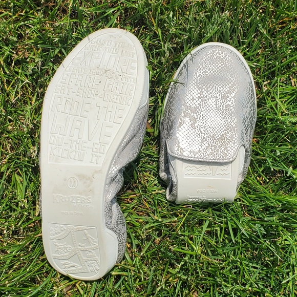 ♻️DONATED ♻️ KRUZERS   (FOLDABLE | TRAVEL FLATS) - Picture 1 of 5